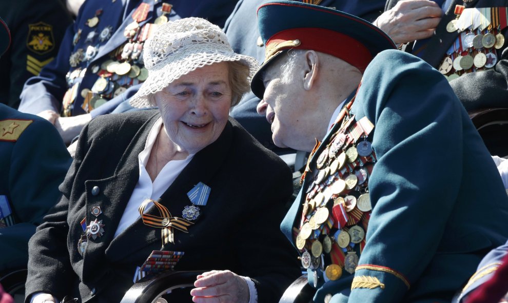 Dos veteranos de la II Guerra Mundial conversan durante el desfile conmemorativo de la victoria sobre el Ejército nazi, en Moscú. REUTERS/Maxim Shemetov