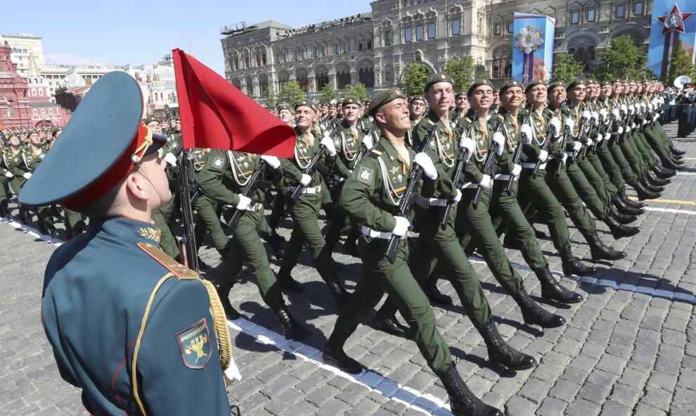 Tropas rusas desfilan en la Plaza Roja de Moscú en la conmemonaria del 71 aniversario de la victoria sobre el Ejército nazio. REUTERS/Grigory Dukor