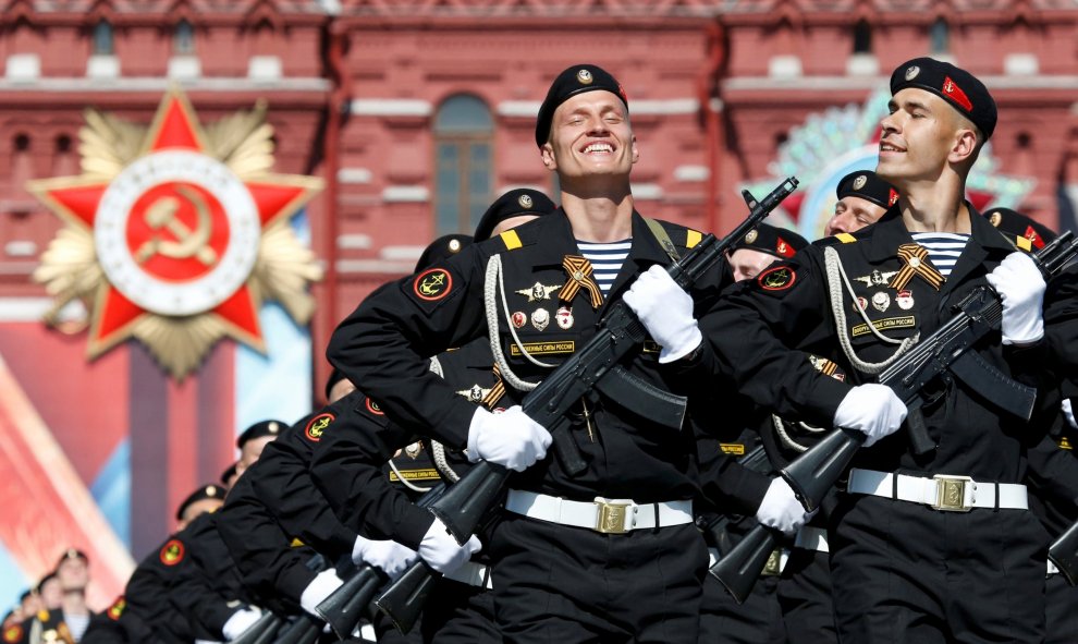 Tropas rusas desfilan en la Plaza Roja de Moscú en la conmemonaria del 71 aniversario de la victoria sobre el Ejército nazio. REUTERS/Grigory Dukor