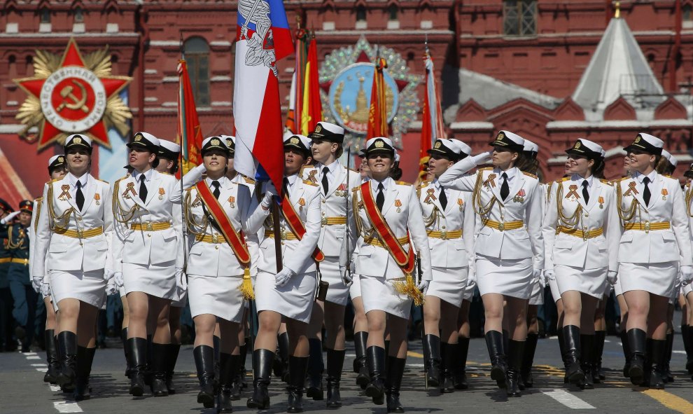 Tropas rusas desfilan en la Plaza Roja de Moscú en la conmemonaria del 71 aniversario de la victoria sobre el Ejército nazio. REUTERS/Grigory Dukor