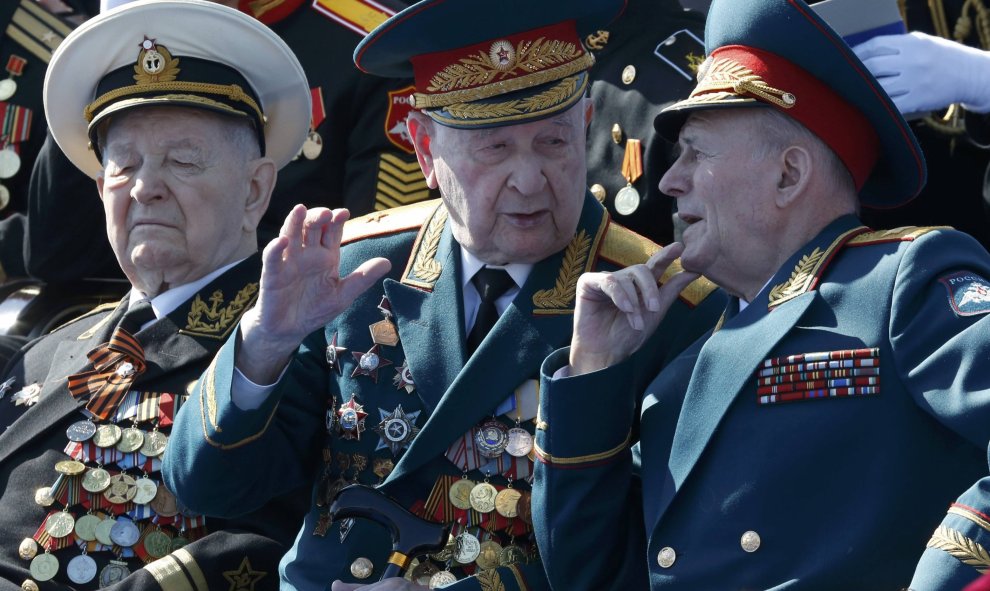 Varios veteranos del Ejército soviético asiste al desfile en la Plaza Roja que conmemora el 71 aniversario de la victoria sobre el Ejército nazi. REUTERS/Grigory Dukor