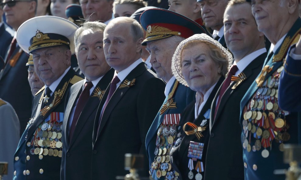 El presidente rusoVladimir Putin, el primer ministro Dmitry Medvedev, el presidente de Kazajistán, Nursultan Nazarbayev, y varios veteranos del Ejército soviétivo contemplan el desfile comemorativo del 71 aniversario de la vitoria sobre el Ejercito nazi,