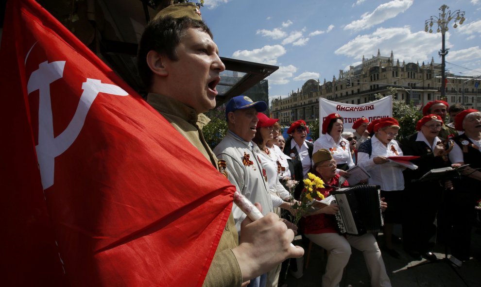 Varias personas cantando durante los actos del Día de la Victoria, en el centro de Moscú. REUTERS/Sergei Karpukhin