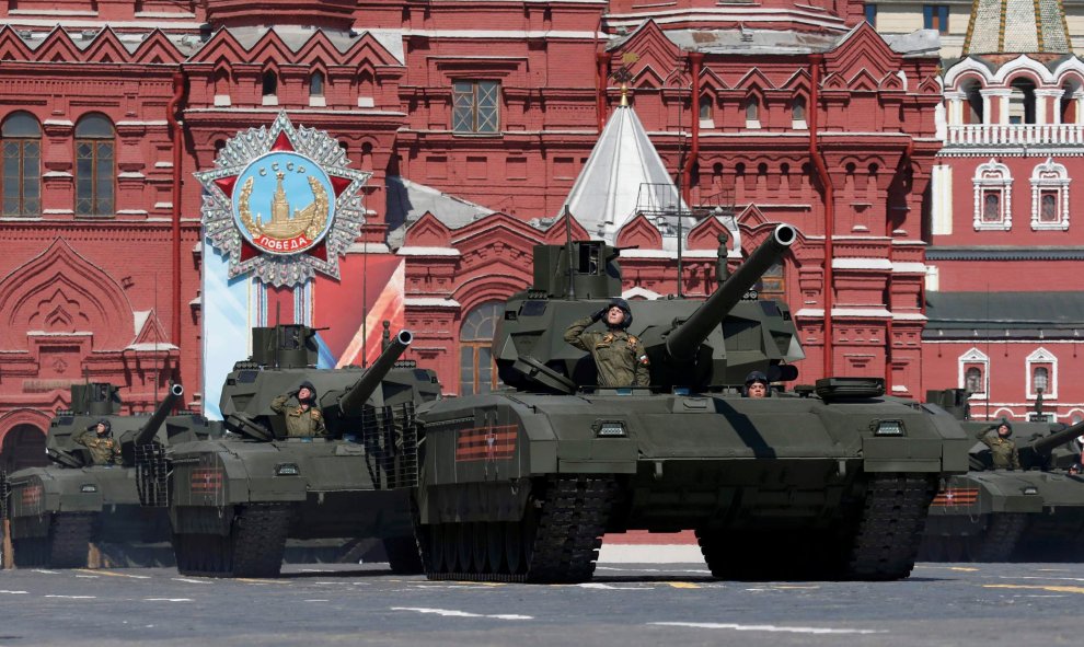 Tanques rusos T-14 participan en el Desfile de la Victoria, en la Plaza Roja de Moscú. REUTERS/Grigory Dukor