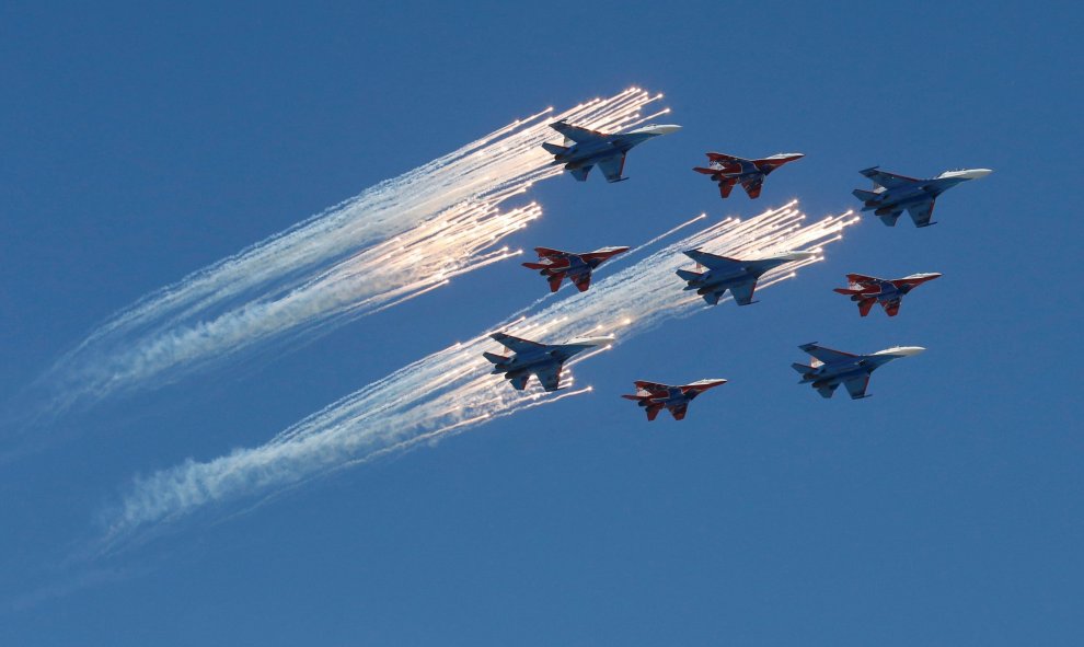 Aviones de combate MiG-29 y aviones Su-27 de los equipos acrobáticos de la aviación rusa vuelan en formación durante el desfile de la Victoria, en Moscú. REUTERS/Grigory Dukor