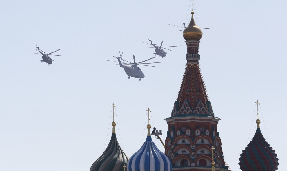 Helicópteros de transporte pesado Mi-26 y helicópteros Mi-8 de la aviacion rusa en formación  sobre la Catedral de San Basilio en el Plaza Roja, de Moscú, durante el desfile de la Victoria, en Moscú. REUTERS/Grigory Dukor