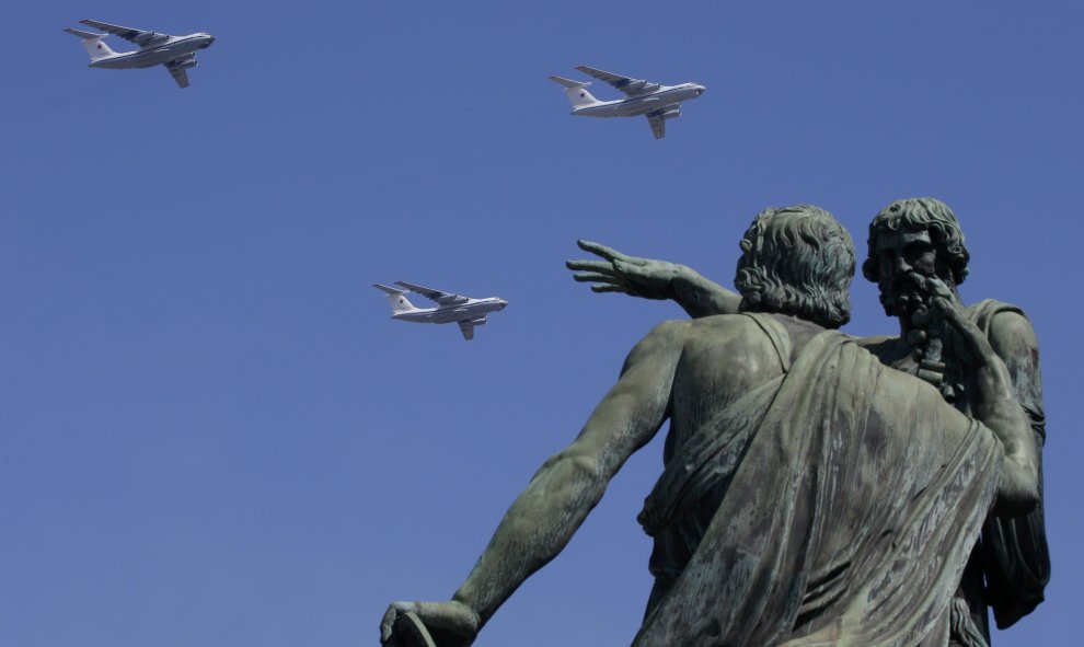 Helicópteros de transporte IL-76MD del Ejército ruso en formación sobre el monumento a Minin y Pozharsky, en la Plaza Roja de Moscú, durante el desfile de la Victoria. REUTERS/Maxim Shemetov