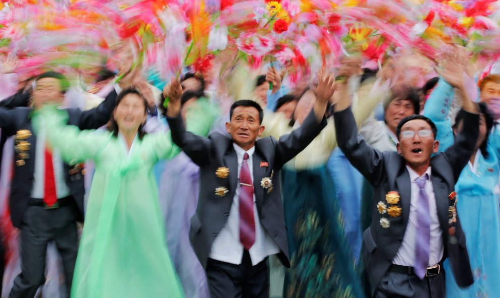 La gente reacciona al ver al líder norcoreano Kim Jong Un durante una manifestación masiva en Pyongyang. REUTERS/Damir Sagolj