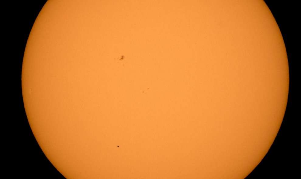 La silueta del planeta Mercurio, en el tercio inferior de la imagen, ya que transita en su tránsito delante del sol, el lunes 9 de mayo de 2016. NASA