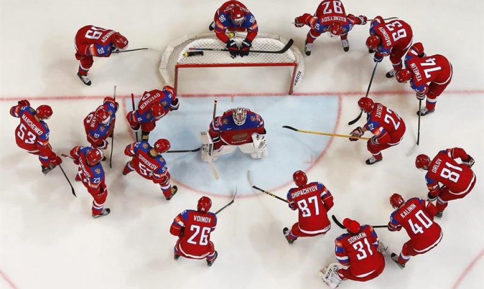 El portero ruso Sergei Bobrovski (c) es rodeado por sus compañeros hoy durante un partido por el Campeonato Mundial de Hockey sobre Hielo, en el Ice Palace de Moscú (Rusia). EFE/Sergei Ilnitsky