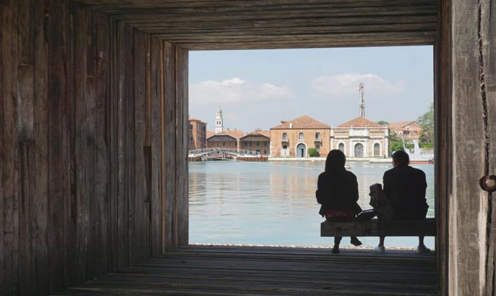 Vista de la instalación 'How to bring the architecture where missing', del estudio de arquitectura chileno GrupoTalca, durante el pase para la prensa de la XV edición de la Bienal de Arquitectura de Venecia, en Italia. EFE/Andrea Merola