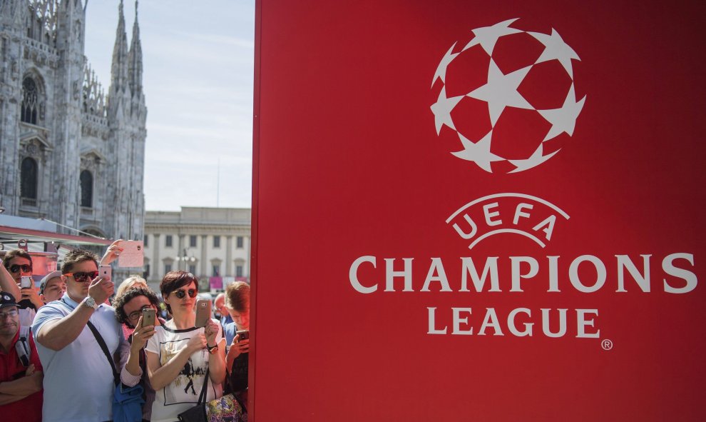 Aficionados se reúnen en la Piazza del Duomo en Milán. La final de la Liga de Campeones entre el Real Madrid y el Atlético de Madrid se celebrará el sábado en el estadio Giuseppe Meazza. EFE/CHRISTIAN BRUNA