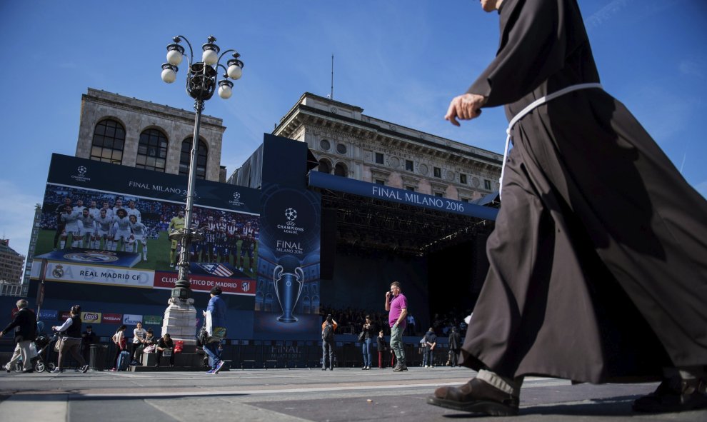 Aficionados se reúnen en la Piazza del Duomo en Milán. La final de la Liga de Campeones entre el Real Madrid y el Atlético de Madrid se celebrará el sábado en el estadio Giuseppe Meazza. EFE/CHRISTIAN BRUNA