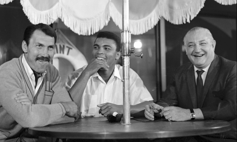 Foto de Mohamed Ali/Cassius Clay en Las Vegas con el actor Jack Palance y el propietario del hotel-casino Sam Boyd, el 4 de noviembre de 1965. EFE/EPA/LAS VEGAS NEWS BUREAU