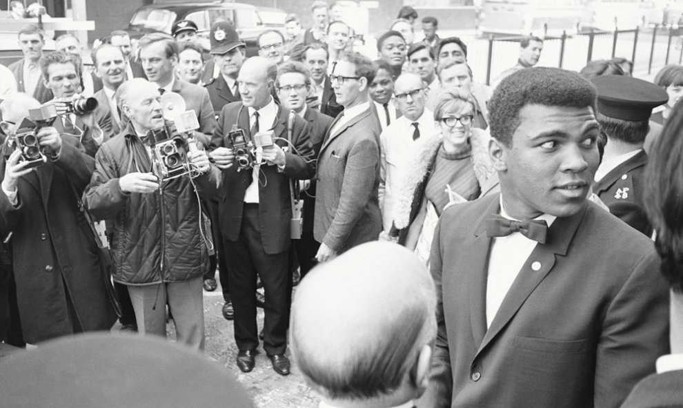 Mohamed Ali/Cassius Clay, con los periodistas a la salida del hotel West End de Londres, durante su estancia en la capital británica, el 9 de mayo de 1966. REUTERS