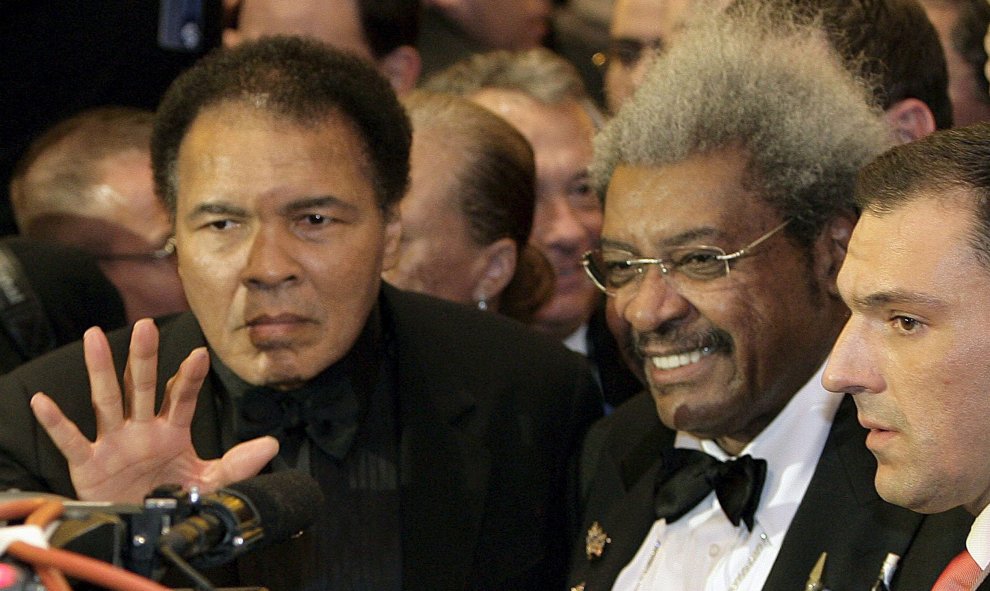 Mohamed Ali/Cassius Clay con el promotor de boxeo Don King, antes del comienzo del combate por el título mundial femenino de los superligeros, entre su hija Laila Ali y la sueca Asa Sandell, en Berlin, el 17 de diciembre de 2005. EFE/EPA/PEER GRIMM