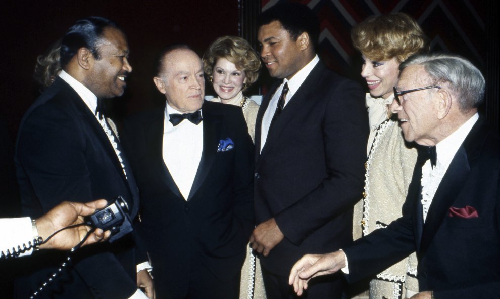 Mohamed Ali/Cassius Clay en Las Vegas con Bob Hope, Christine McGuire, Dorothy McGuire y George Burns, en un acto el 13 de abril de  1985. EFE/EPA/LAS VEGAS NEWS BUREAU