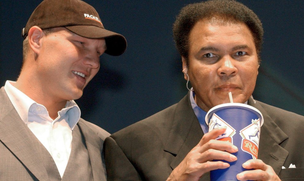 Mohamed Ali/Cassius Clay con el boxeador alemán Axel Schulz, en una reuinión en la ciudad alemana de Riuesa, el 28 de junio de 2002. EFE/EPA/MATTHIAS HIEKEL