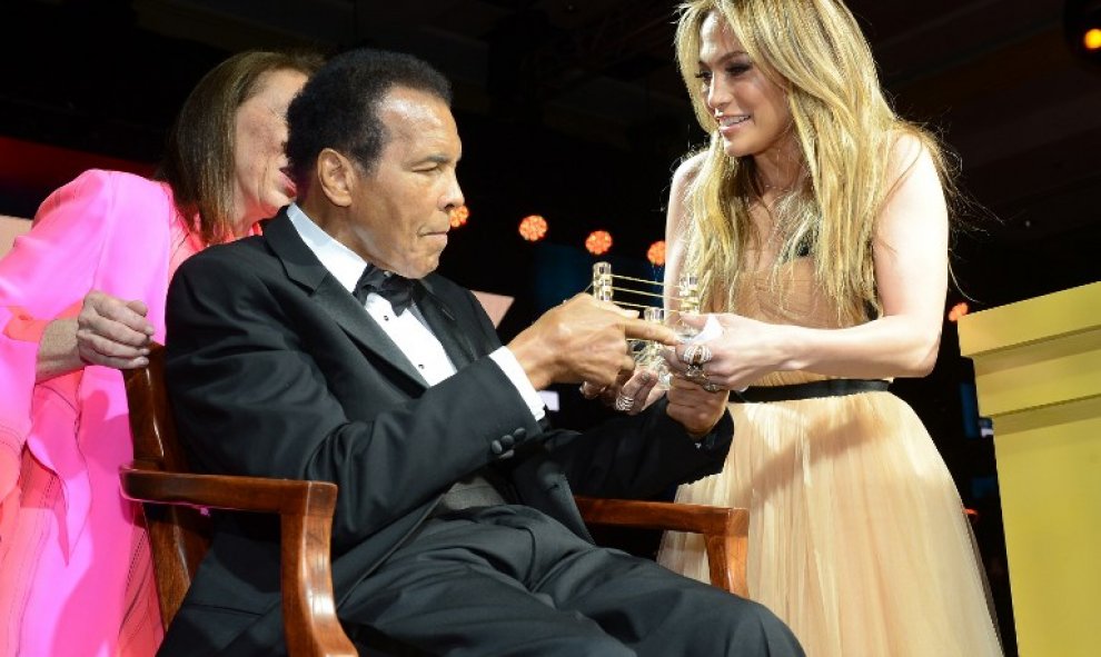 Mohamed Ali/Cassius Clay con la actriz y cantante Jennifer Lopez en un homenaje el 22 de marzo de 2013. AFP