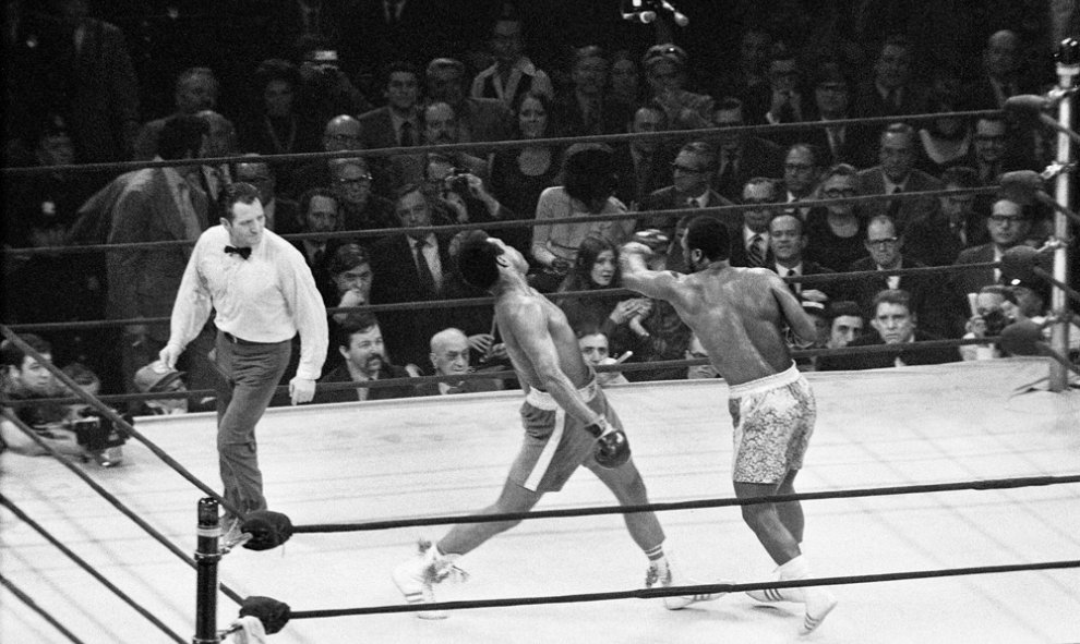 Mohamed Ali / Cassius Clay alcanza con un gancho de izquierda a Joe Frazier, en el primero de sus tres combates en el Madison Square Garden, de Nueva York, el 8 de marzo de 1971. REUTERS