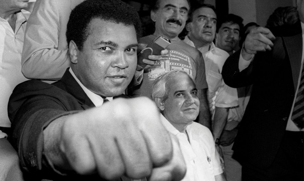 Mohamed Ali/Cassius Clay en una rueda de prensa en México DF, el 9 de julio de  1987. REUTERS/Jorge Nunez