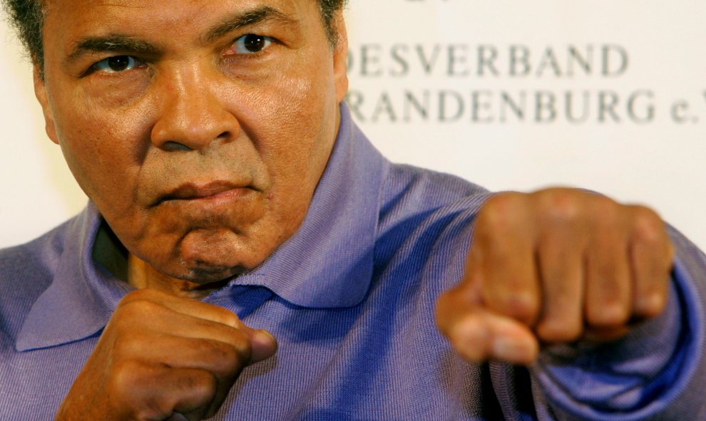 Mohamed Ali/Cassius Clay pasa para los periodistas en una rueda de prensa en Berlin, el 16 de diciembre de 2005. REUTERS/Arnd Wiegmann