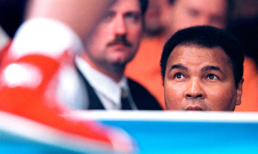 Mohamed Ali / Cassius Clay observa el combate de su hija Laila Ali en el que debutó en el boxeo profesional, en el Turning Stone Casino, en Verona, el 8 de octubre de 1999. REUTERS/Joe Traver