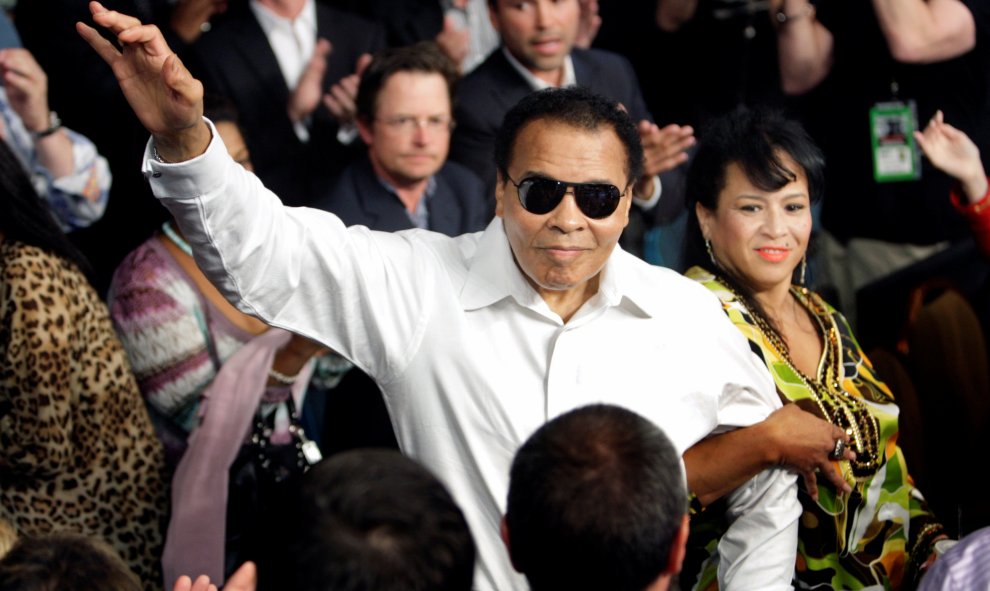 Mohamed Ali/Cassius Clay conm su esposa Yolanda en el combate entre  Floyd Mayweather  y Shane Mosley en el MGM Grand Garden Arena en Las Vegas, el 1 de mayo de  2010 . REUTERS/Steve Marcus