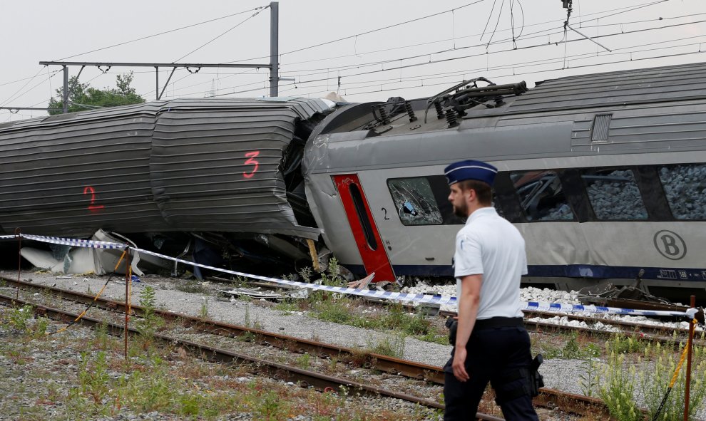 Los restos de un tren de pasajeros tras chocar contra la parte trasera de un tren de mercancías en el municipio belga oriental de Saint- Georges-sur-Meuse. REUTERS/Francois Lenoir