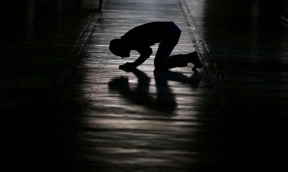 Un musulmán reza en Jama Masjid, la Gran Mezquita de Delhi, India. REUTERS/Adnan Abidi