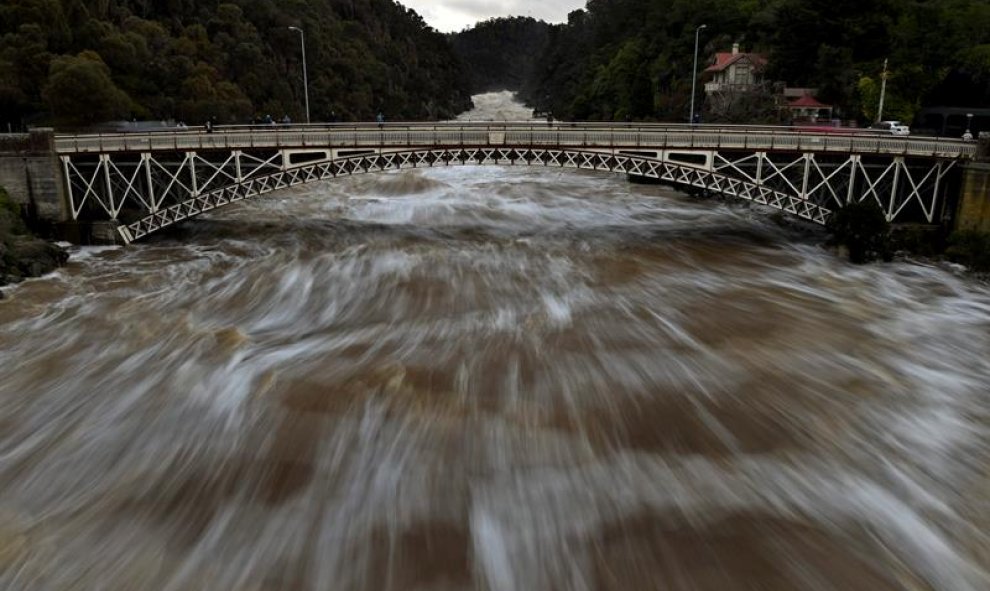 Vista de la crecida de las aguas a su paso por Cataract Gorge en la ciudad de Launceston, Tasmania (Australia). EFE/Dean Lewis