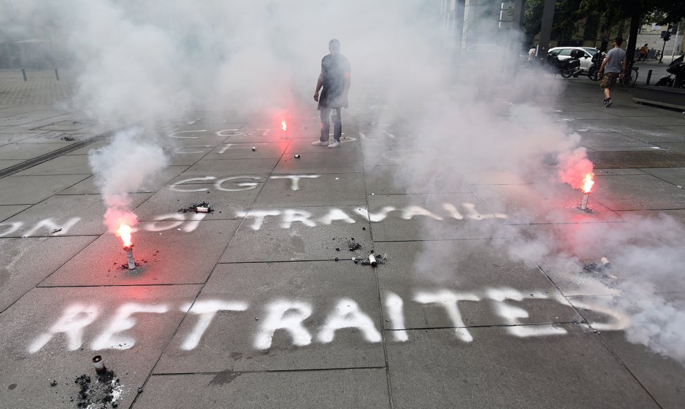 Manifestación contra la reforma laboral planteada por el gobierno en Burdeos, al suroeste de Francia.NICOLAS TUCAT / AFP