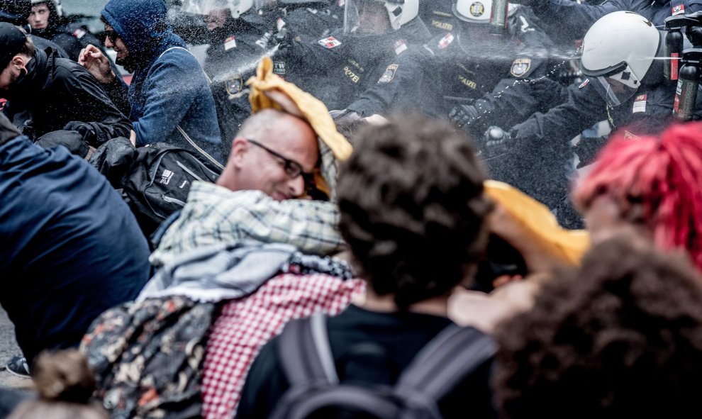 Agentes de la Policía rocían con agua y gas pimienta a manifestantes en Viena. /EEF