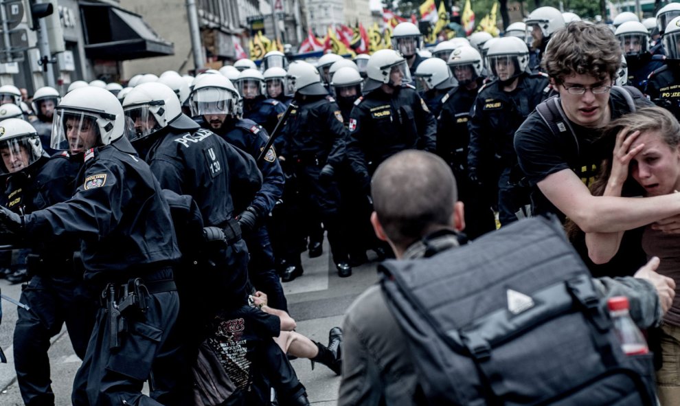 Manifestantes doloridos intentan huir de las cargas de la Policía en Viena. /EFE