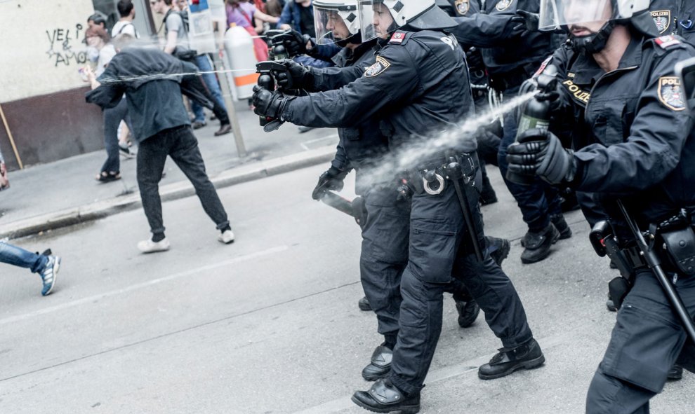 Agentes antidisturbios lanzan gas pimienta a manifestantes de izquierdas y ultraderechistas en Viena. /EFE