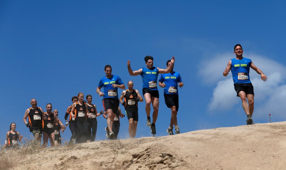 Participantes de la 'Mud Day Race' durante la prueba. REUTERS/Juan Medina