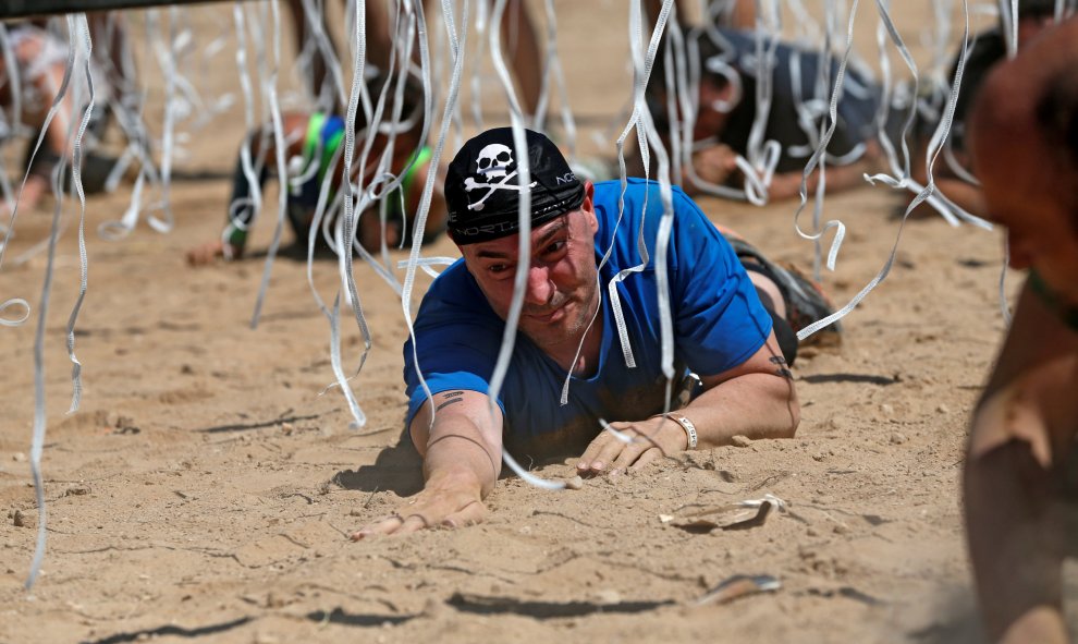 Uno de los participantes de la 'Mud Day Race' durante la carrera. REUTERS/Juan Medina