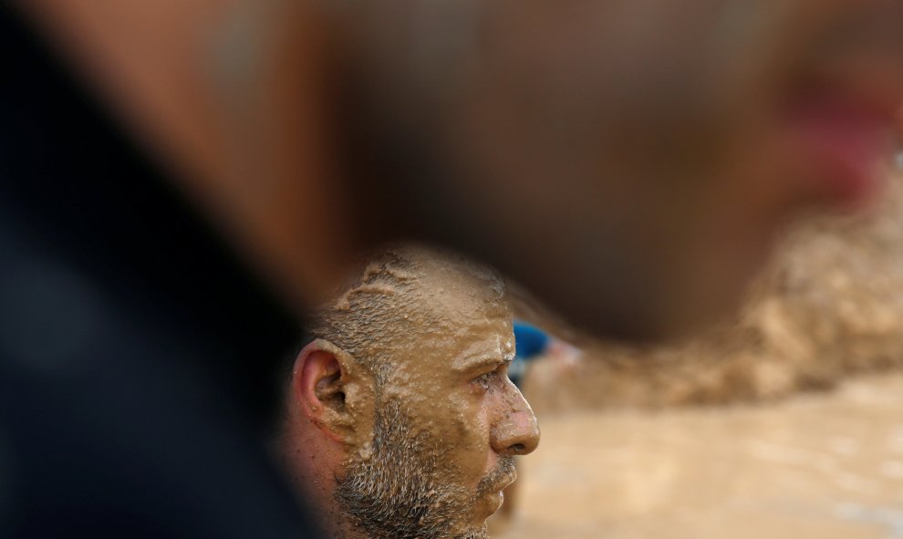 Uno de los participantes de la 'Mud Day Race' durante la carrera. REUTERS/Juan Medina