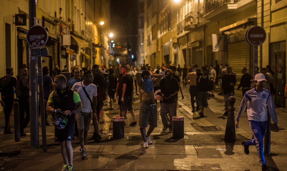 Un grupo numeroso de ultras por las calles de Marsella anoche. /EFE