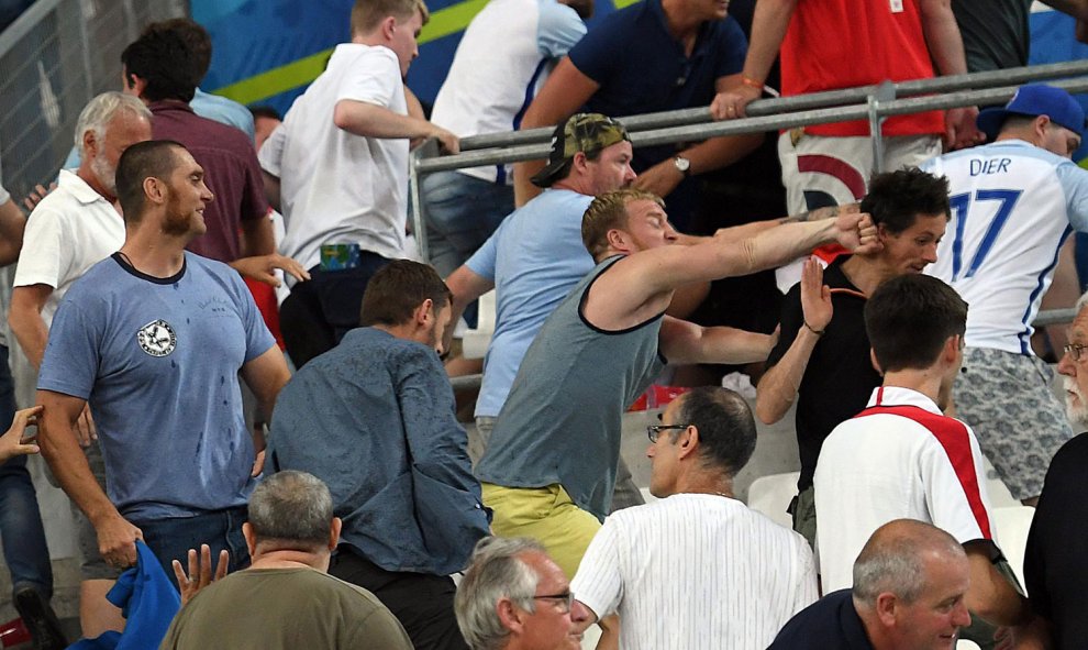 Un hincha radical golpea a otro en la cara en los disturbios en las gradas del estadio Vélodrome tras el Inglaterra-Rusia. /EFE