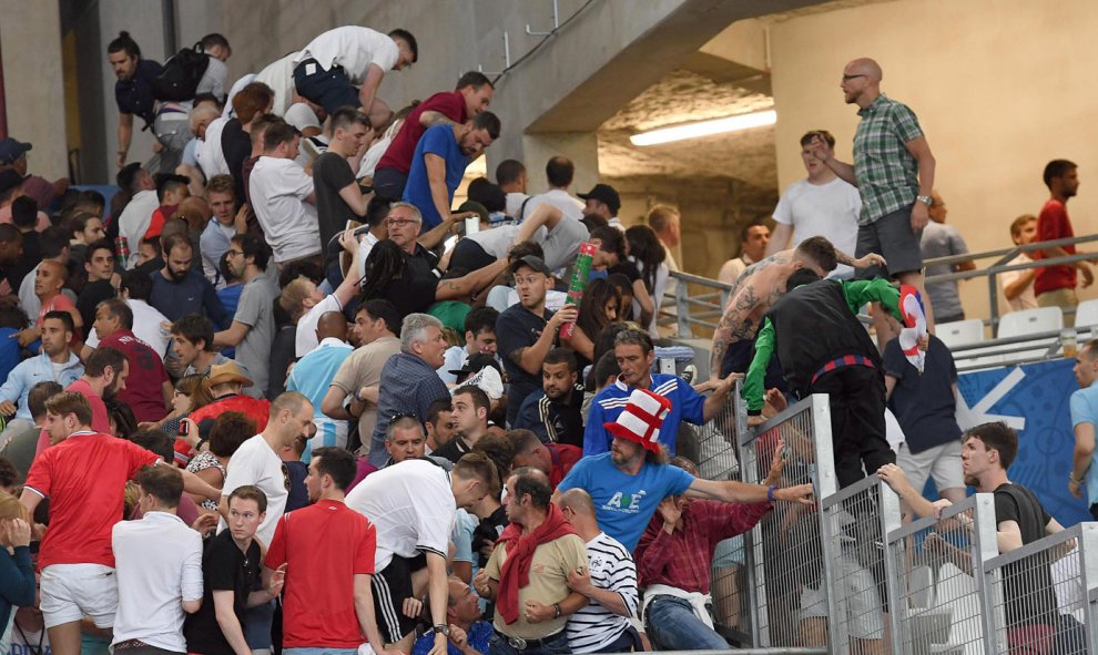 Hinchas radicales saltan una de las vallas que separan las gradas del estadio Vélodrome. /EFE