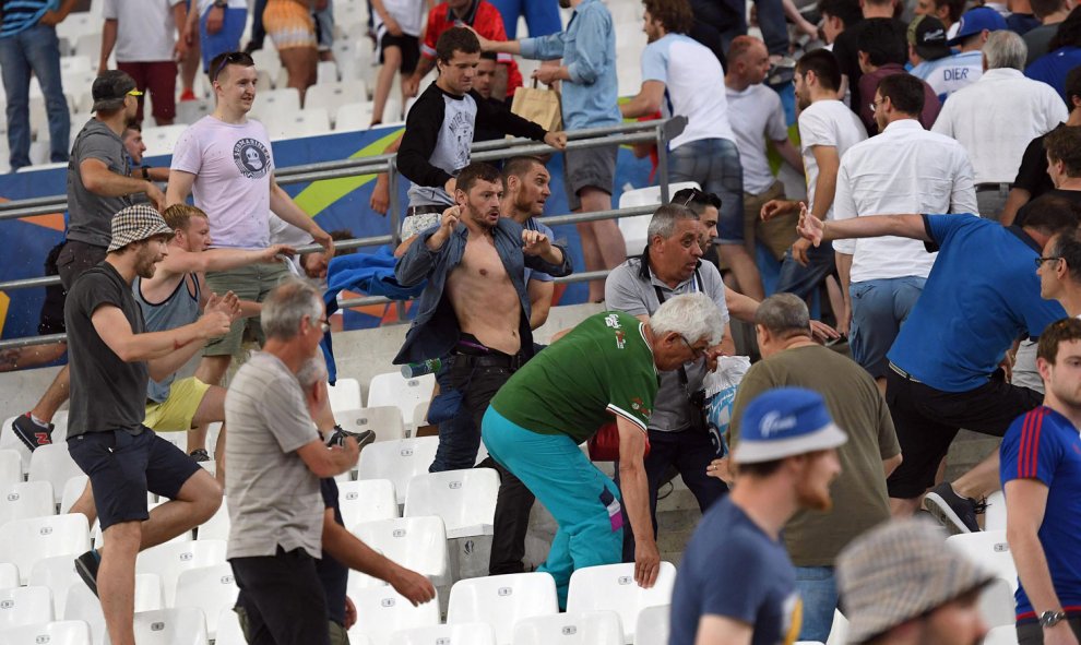 Ultras rusos caminan por las gradas del estadio Vélodrome en busca de ingleses. /EFE