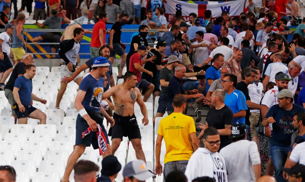 Dos ultras se encaran con otro grupo de aficionados en las gradas del Vélodrome. /REUTERS