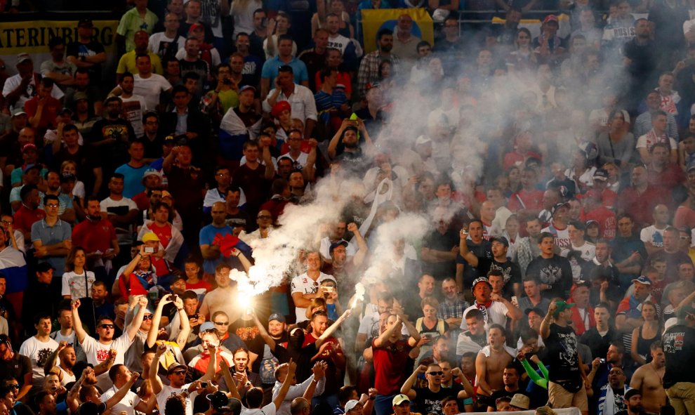 Ultras rusos encienden una bengala en una grada en pleno partido entre Inglaterra y Rusia. /REUTERS