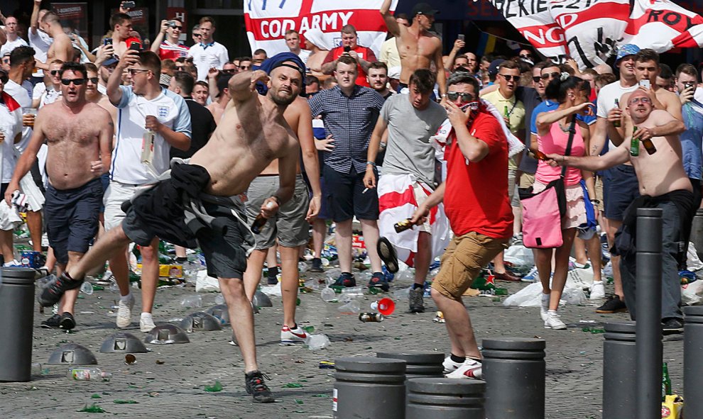 Hooligans ingleses lanzan botellas vacías en las calles de Marsella antes del Inglaterra-Rusia. /REUTERS