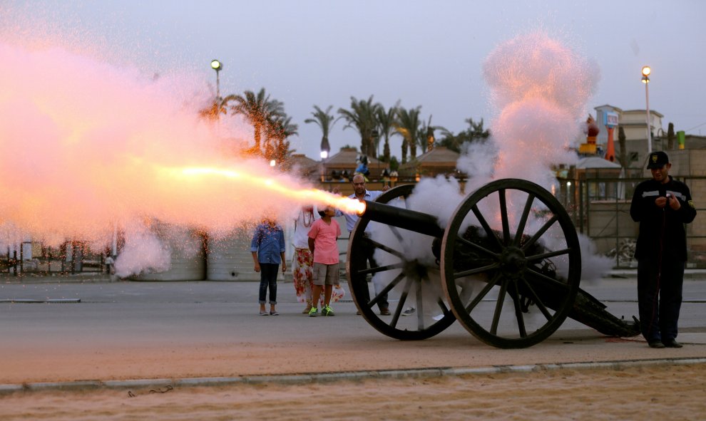 Una familia egipcia observa como un cañón es disparado par anunciar el fin del ayuno durante el Ramadán en El Cairo, Egipto. REUTERS/Mohamed Abd El Ghany