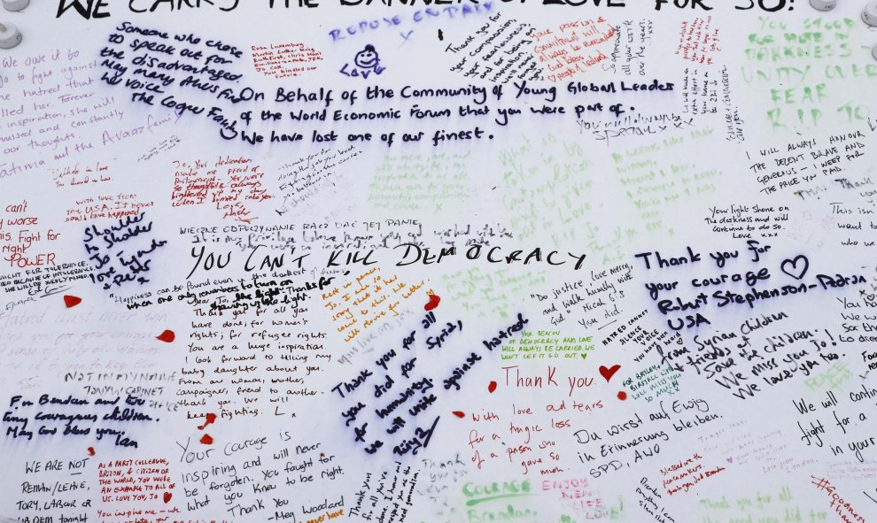 Una pared cerca del Parlamento de Londres con mensajes dirigidos a la diputada Jo Cox