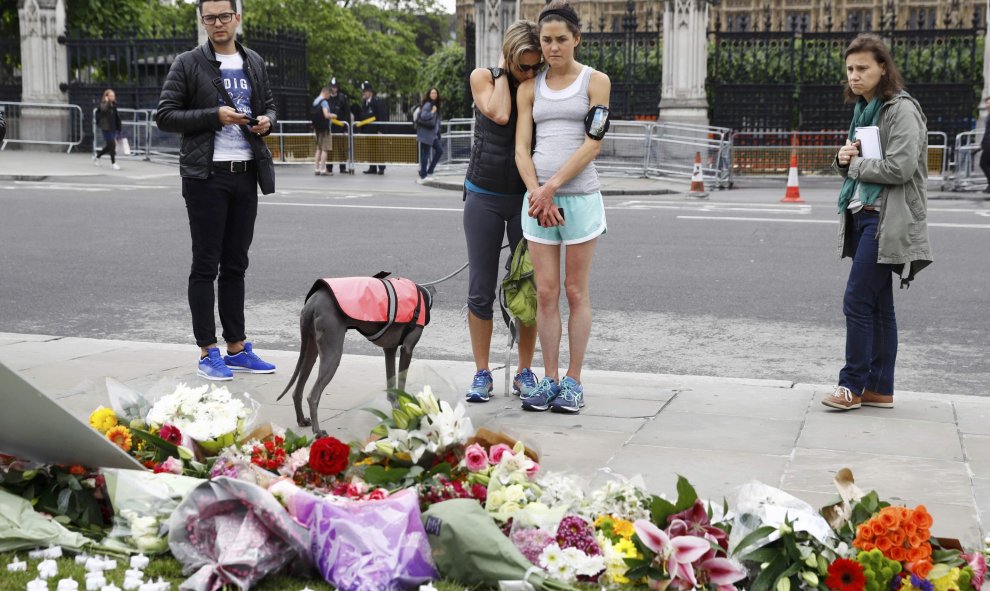 Varias personas en el homenaje a Jo Cox frente al Parlamento inglés, en Londres