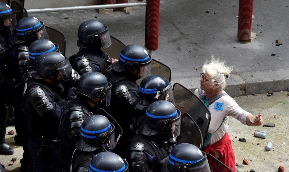 Una mujer se enfrenta a unos agentes de policía calle durante una protesta contra las reforma laboral en París. AFP PHOTO / ALAIN JOCARD