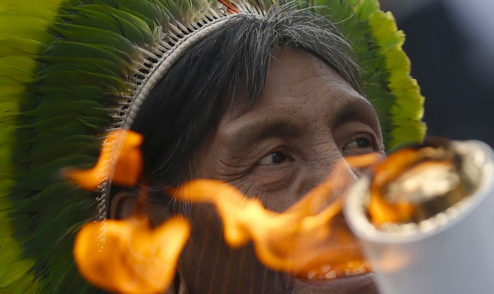 Un indígena brasileño sostiene la antorcha olímpica a su llegada a Belem, estado de Pará, Brasil, antes de los Juegos Olímpicos de Río 2016. ANDRE MOURAO / AFP